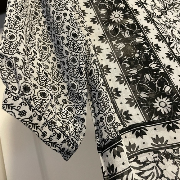 Old Navy. size XS. 3/4 sleeve. sheer top - Picture 3 of 4